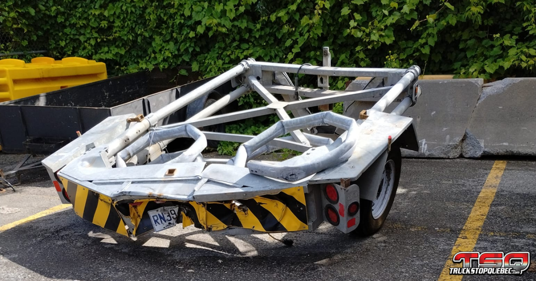 Jacques Dubé, camionneur chez Signalisation Choquette et Fils, après avoir été heurté par un camion cube sur la 35 lors de travaux mobiles, soulignant les dangers de la signalisation et l'importance de cet amortisseur.