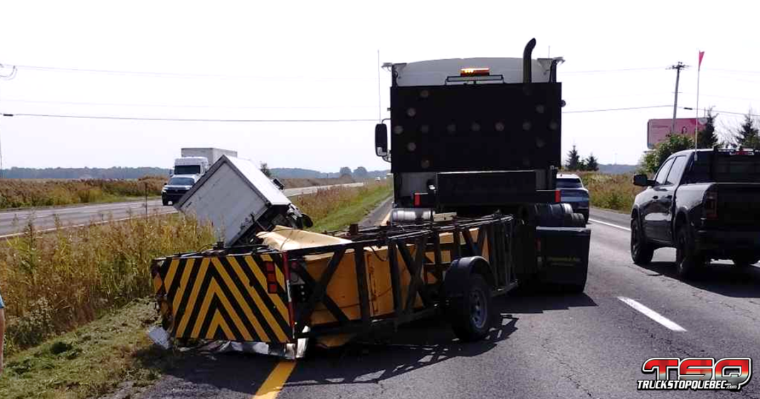 Jacques Dubé, camionneur chez Signalisation Choquette et Fils, après avoir été heurté par un camion cube sur la 35 lors de travaux mobiles, soulignant les dangers de la signalisation.