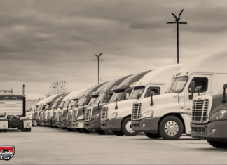 Industrie du transport : Les pires changements selon les camionneurs Un camion, symbolisant les défis modernes comme la limitation de vitesse, les transmissions automatiques et la technologie avancée dans l'industrie du transport.