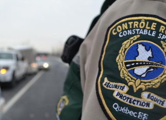 Les contrôleurs routiers invitent le public à découvrir leur travail et leurs opportunités d’emploi Contrôle routier Québec, contrôleurs routiers, sur le bord de la route, en service.