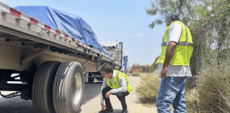 Le métier de camionneur : déconstruire les perceptions erronées Camionneur en action, transportant des marchandises et faisant face aux nombreux défis de la route.