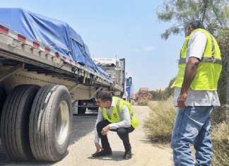 Le métier de camionneur : déconstruire les perceptions erronées Camionneur en action, transportant des marchandises et faisant face aux nombreux défis de la route.