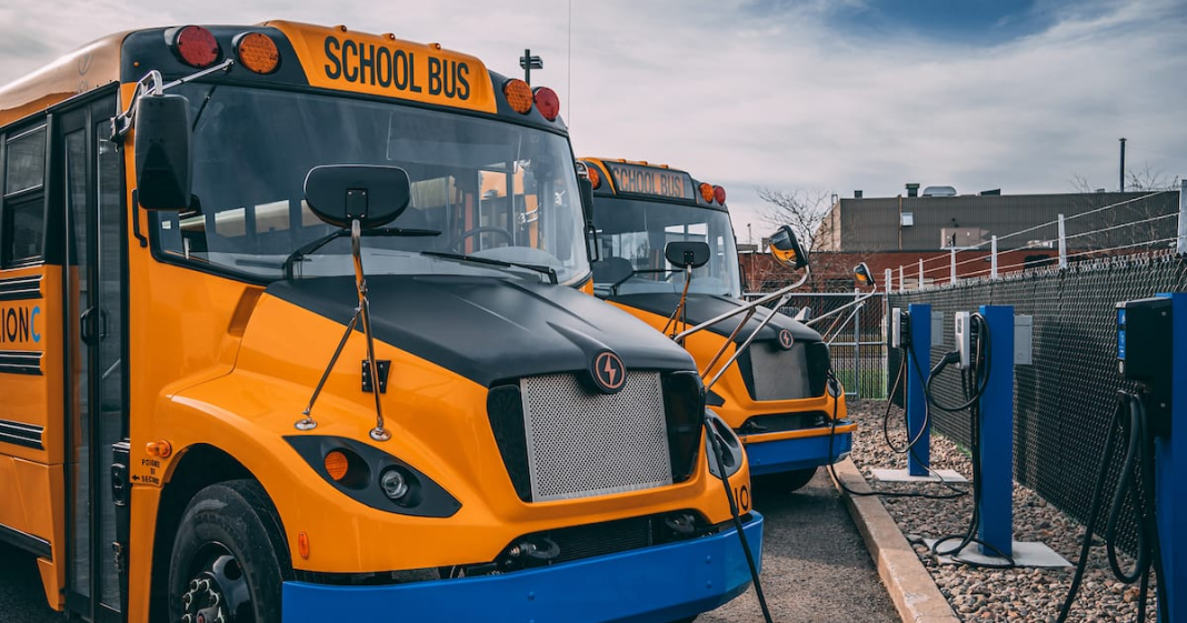 Autobus scolaires électriques de Lion Électrique éligibles au programme d'infrastructure de recharge rapide de Dominion Energy en Virginie, facilitant l'électrification des parcs scolaires et l'intégration de la technologie V2G pour une gestion énergétique optimisée.