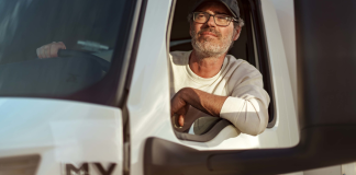 Navistar devient International et se réinvente pour l’avenir Nouveau logo et identité visuelle d’International Motors, reflétant l’évolution de l’entreprise vers des solutions connectées pour les clients du transport de Navistar.