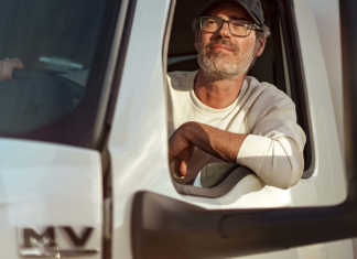 Navistar devient International et se réinvente pour l’avenir Nouveau logo et identité visuelle d’International Motors, reflétant l’évolution de l’entreprise vers des solutions connectées pour les clients du transport de Navistar.