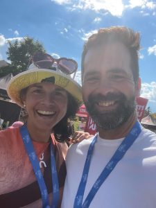 Photo : Dominique Godin avec la porte-parole Geneviève Asselin-Demers (coureuse d'ultra-marathon).