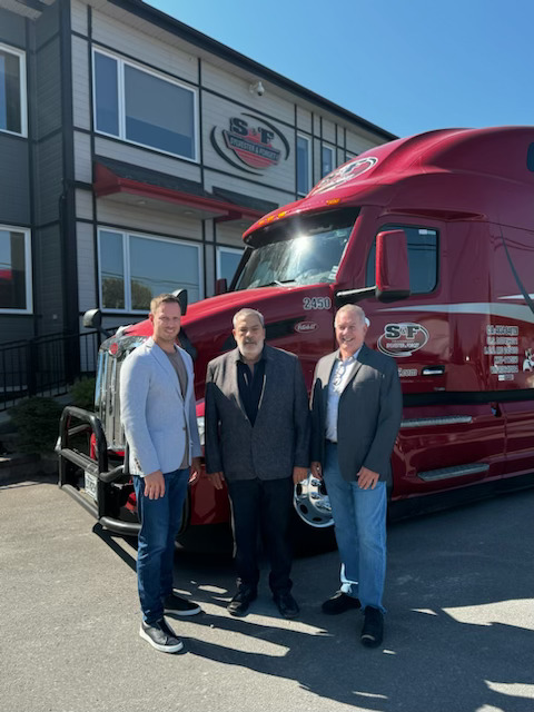 Marc-Antoine Mainville et Gilbert Duquette deviennent actionnaires majoritaires de Transport Sylvester & Forget en 2024, assurant la continuité et l'expansion de l'entreprise dans le secteur du camionnage et de la logistique.