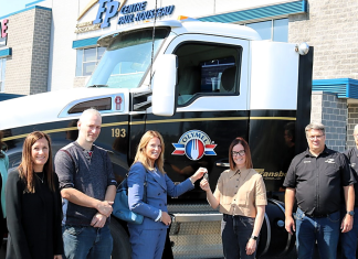 Transport Transbo fait don d’un camion pour la formation en mécanique de véhicules lourds au CFP Paul-Rousseau Un camion Kenworth T-680 offert par Transport Transbo pour former les élèves du Centre de formation professionnelle Paul-Rousseau dans le domaine de la mécanique de véhicules lourds.