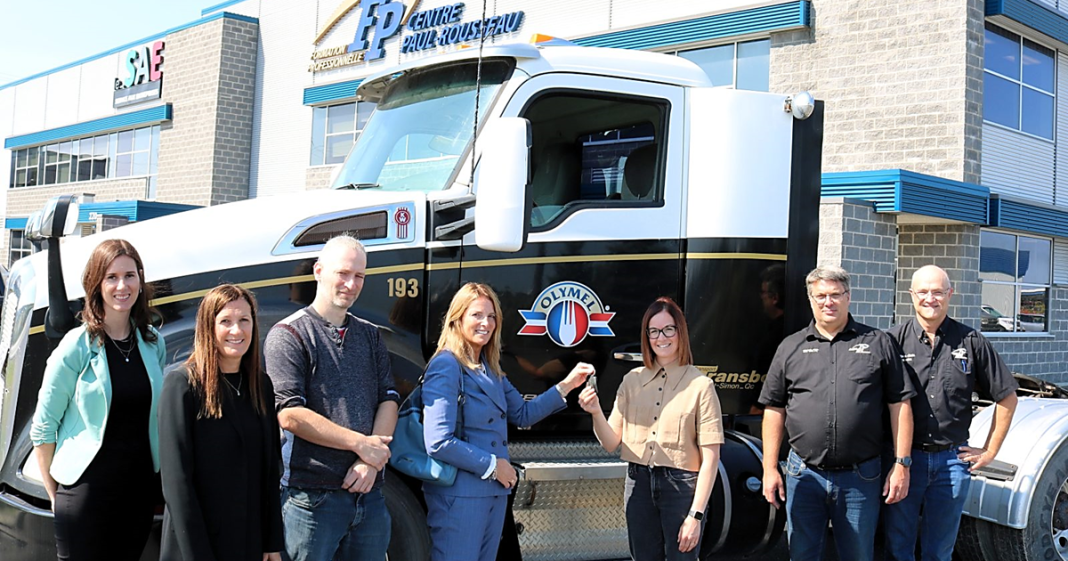 Un camion Kenworth T-680 offert par Transport Transbo pour former les élèves du Centre de formation professionnelle Paul-Rousseau dans le domaine de la mécanique de véhicules lourds.