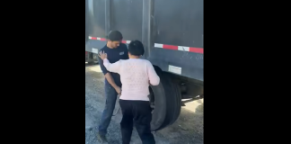 Un camionneur victime d’une altercation dans la cour d’un motel à Sherbrooke Un camionneur victime d'une altercation violente dans la cour d'un motel à Sherbrooke, capturé sur vidéo et devenu viral sur les réseaux sociaux.