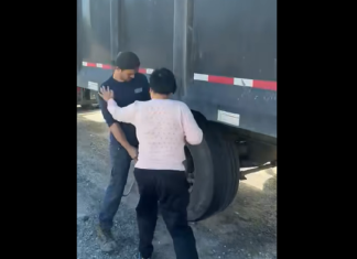 Un camionneur victime d’une altercation dans la cour d’un motel à Sherbrooke Un camionneur victime d'une altercation violente dans la cour d'un motel à Sherbrooke, capturé sur vidéo et devenu viral sur les réseaux sociaux.