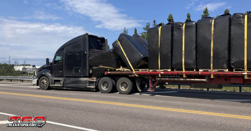 Un camion intercepté par un agent de Contrôle routier Québec après un signalement citoyen pour arrimage dangereux.