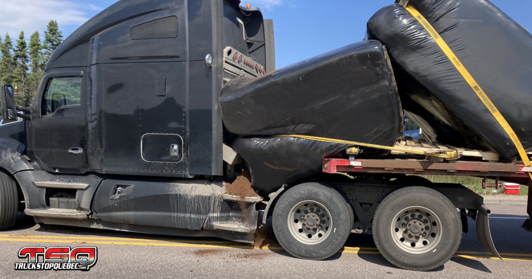 Un camion intercepté par un agent de Contrôle routier Québec après un signalement citoyen pour arrimage dangereux.