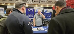 Vue de la Foire de l'Emploi du Camionnage avec 30 exposants et 215 candidats qualifiés dans le transport routier au Centre des Congrès de l'Hôtel Mortagne, le 19 octobre 2024.