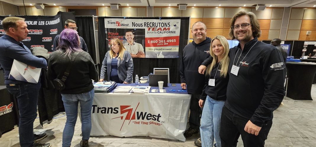 Vue de la Foire de l'Emploi du Camionnage avec 30 exposants et 215 candidats qualifiés dans le transport routier au Centre des Congrès de l'Hôtel Mortagne, le 19 octobre 2024.