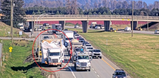 Collision d’un camion semi-remorque avec un viaduc en Colombie-Britannique Un camion semi-remorque transportant une maison modulaire percute un viaduc sur l'autoroute 1 en Colombie-Britannique, causant des dommages superficiels et une fermeture temporaire de la route.