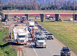 Collision d’un camion semi-remorque avec un viaduc en Colombie-Britannique Un camion semi-remorque transportant une maison modulaire percute un viaduc sur l'autoroute 1 en Colombie-Britannique, causant des dommages superficiels et une fermeture temporaire de la route.
