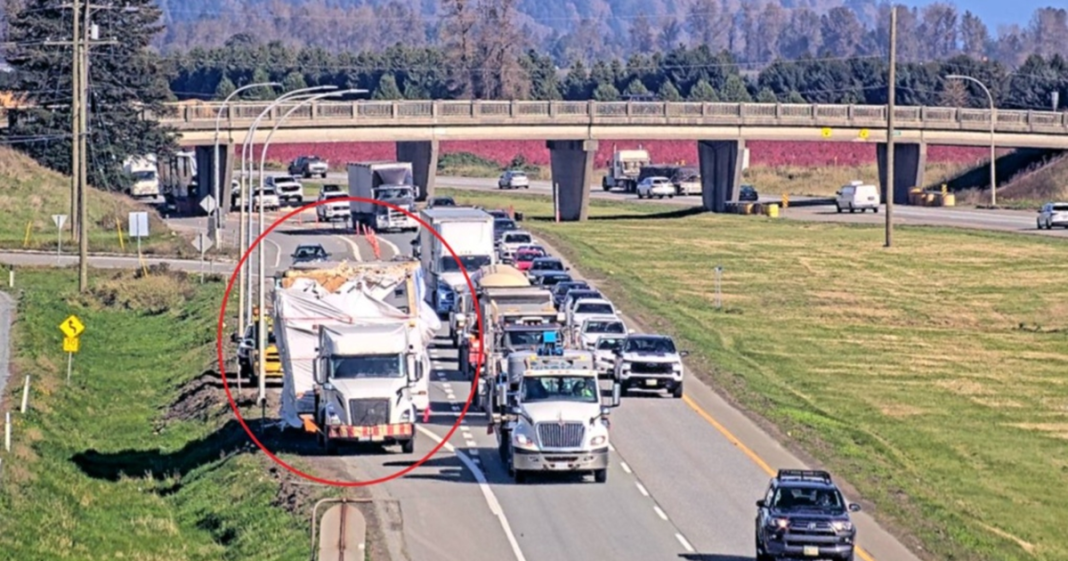 Un camion semi-remorque transportant une maison modulaire percute un viaduc sur l'autoroute 1 en Colombie-Britannique, causant des dommages superficiels et une fermeture temporaire de la route.