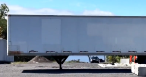 Opération conjointe du ministère de l’Environnement et de Contrôle routier Québec à Laval pour contrer les déversements illégaux de sols contaminés, capture d'écran de TVA Nouvelles.