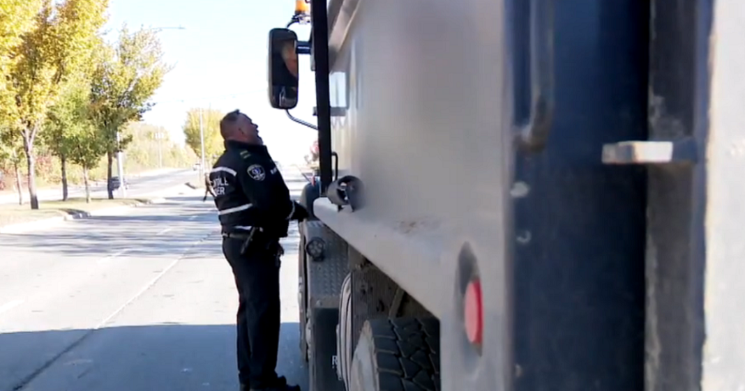 Opération conjointe du ministère de l’Environnement et de Contrôle routier Québec à Laval pour contrer les déversements illégaux de sols contaminés, capture d'écran de TVA Nouvelles.