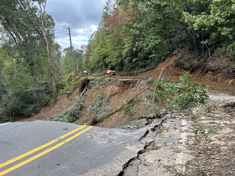 Autoroute I-40 en Caroline du Nord fermée suite à des inondations causées par l'ouragan Helene, provoquant de nombreux détours pour les conducteurs.