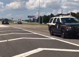 Camionneurs mobilisés avant l’ouragan Milton en Floride Convois de camions escortés en Floride transportant du carburant et des équipements de secours avant l'arrivée de l'ouragan Milton, démontrant l'importance des camionneurs en temps de crise.