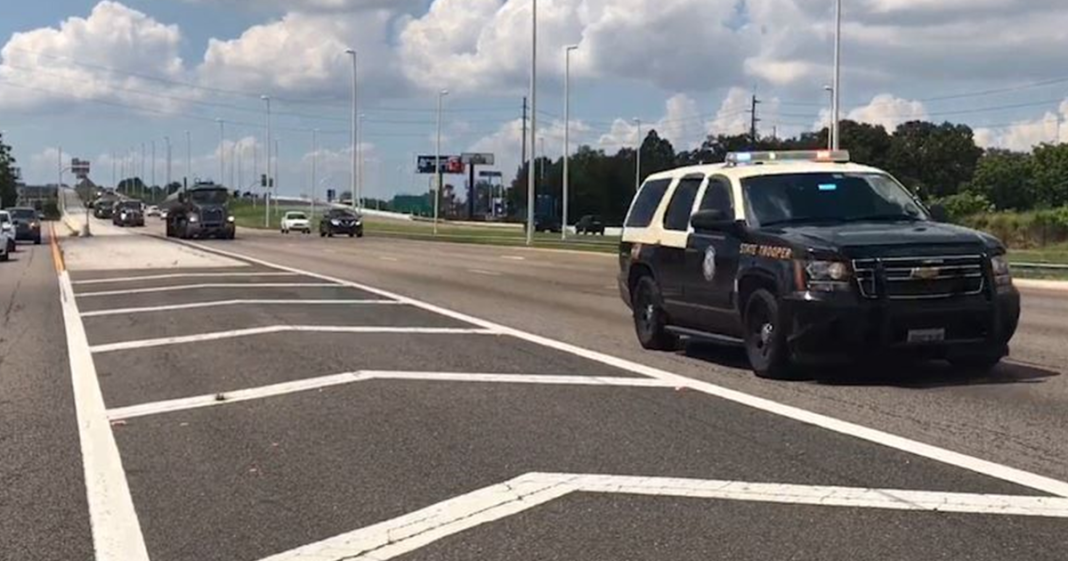 Convois de camions escortés en Floride transportant du carburant et des équipements de secours avant l'arrivée de l'ouragan Milton, démontrant l'importance des camionneurs en temps de crise.