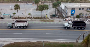 Convois de camions à benne et camionneurs en Floride transportant du carburant et des équipements de secours avant l'arrivée de l'ouragan Milton.