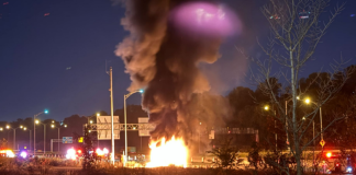 Camion-citerne en feu sur l’autoroute 20 : le conducteur est sain et sauf Un camion-citerne en flammes a provoqué la fermeture de l'autoroute 20 est près de l'échangeur Turcot, entraînant une intervention rapide des services d'urgence.