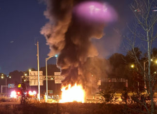 Camion-citerne en feu sur l’autoroute 20 : le conducteur est sain et sauf Un camion-citerne en flammes a provoqué la fermeture de l'autoroute 20 est près de l'échangeur Turcot, entraînant une intervention rapide des services d'urgence.