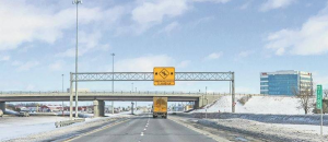 Détérioration des passages à niveau sur l'autoroute 50 à Lachute, signalée comme un risque accru pour les véhicules lourds et les transports en commun qui devrait prendre exemple sur St-Hyacinthe tel que sur cette photo.