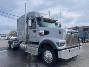 Deux rappels ont été émis pour des camions Volvo VN, Freightliner Cascadia et Western Star (tel que sur la photo) en raison de problèmes logiciels et mécaniques pouvant entraîner des risques de sécurité.