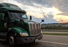 Schneider a annoncé l’acquisition de Cowan Systems, une entreprise de transport basée à Baltimore Camions de Cowan Systems stationnés, une acquisition de Schneider.