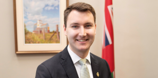 Un député au centre d’une polémique après des commentaires sur un camionneur impliqué dans un accident mortel Le député Josh Guenter revient sur ses propos controversés concernant un camionneur de Brampton impliqué dans un accident mortel dans le Borderland.