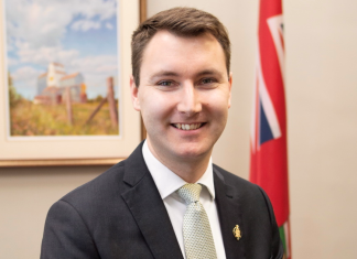 Un député au centre d’une polémique après des commentaires sur un camionneur impliqué dans un accident mortel Le député Josh Guenter revient sur ses propos controversés concernant un camionneur de Brampton impliqué dans un accident mortel dans le Borderland.
