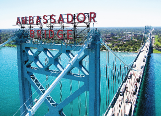 Accès des matières dangereuses au pont Ambassador : un incident ravive les débats Le pont Ambassador vu de la rivière Détroit, un enjeu de sécurité pour le transport de matières dangereuses.