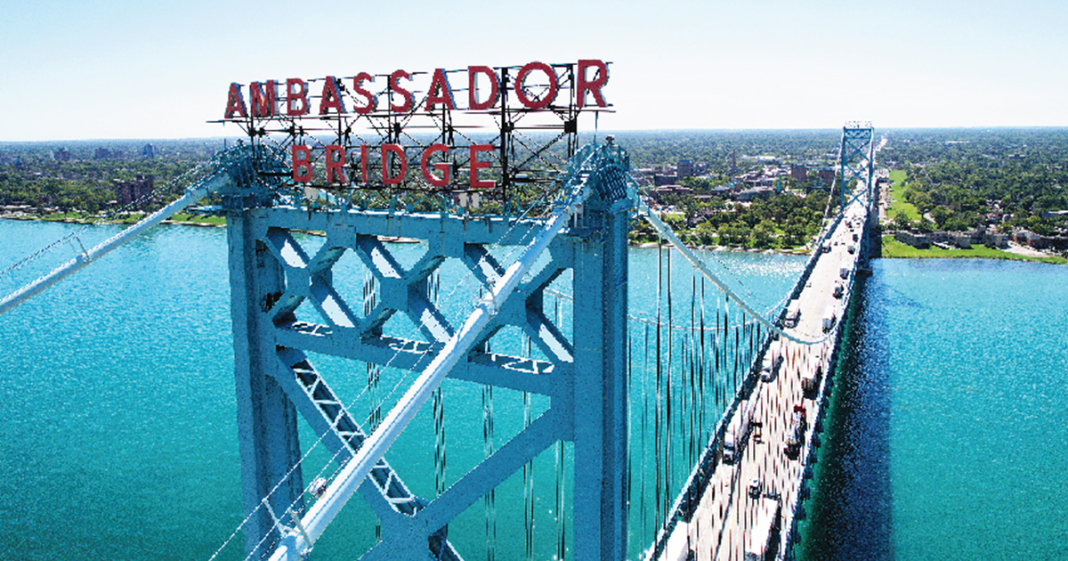 Le pont Ambassador vu de la rivière Détroit, un enjeu de sécurité pour le transport de matières dangereuses.