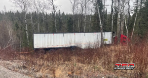 Camion enlisé près de Chapais, dans la région de Chibougamau, mettant en lumière un déversement de diesel et l'inaction des autorités face aux risques environnementaux et au stratagème chauffeurs inc. (photo de l'APDQ).