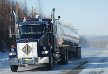 Les meilleurs conseils des camionneurs pour détecter une chaussée glissante Camionneurs sur une route hivernale, prêt à affronter une chaussée glissante grâce à des techniques de conduite sécuritaire.