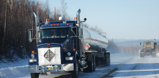 Les meilleurs conseils des camionneurs pour détecter une chaussée glissante Camionneurs sur une route hivernale, prêt à affronter une chaussée glissante grâce à des techniques de conduite sécuritaire.