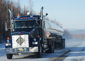 Les meilleurs conseils des camionneurs pour détecter une chaussée glissante Camionneurs sur une route hivernale, prêt à affronter une chaussée glissante grâce à des techniques de conduite sécuritaire.