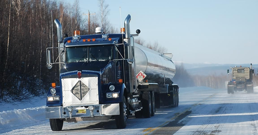 Camionneurs sur une route hivernale, prêt à affronter une chaussée glissante grâce à des techniques de conduite sécuritaire.