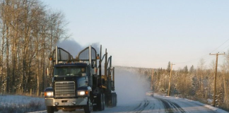Des solutions concrètes pour la sécurité des camionneurs et sauver des vies Camion circulant sur la route 11/17 dans le nord de l'Ontario, illustrant les défis de sécurité routière, notamment pour les camionneurs.