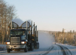 La route 11/17 dans le nord de l’Ontario : Une route vitale devenue source de peur et de frustration Camion circulant sur la route 11/17 dans le nord de l'Ontario, illustrant les défis de sécurité routière, notamment pour les camionneurs.