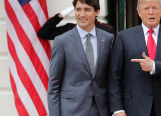 Impact des droits de douane américains sur la production de camions : une industrie sous pression Justin Trudeau et Donald Trump, , symbolisant les impacts des droits de douane sur le commerce trilatéral et les impacts sur le camionnage.