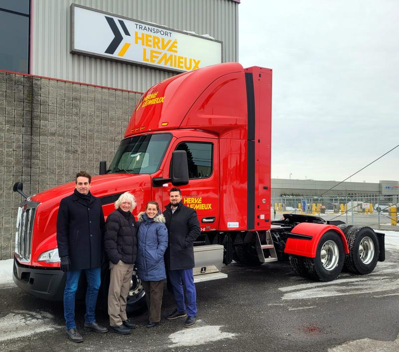 Camion de Transport Hervé Lemieux. De gauche à droite : Jean-François Pagé, vice-président exploitation Hervé Lemieux. Yvan Hébert, Directeur Est du Canada, Cummins. Ève Grenon Lafontaine, directrice des ventes - Est du Canada, Peterbilt du Canada. Sébastien Lemieux, directeur de la flotte, Hervé Lemieux.