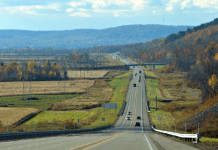 Autoroutes 50 et 55 : Des routes à risque qui appellent à des solutions Image d'une route à chaussées non séparées, l'autoroute 50, illustrant les dangers accrus des collisions frontales, avec un appel à des infrastructures plus sécuritaires.
