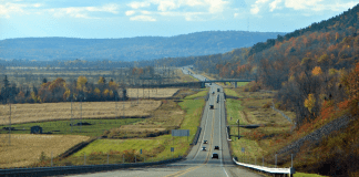 Autoroutes 50 et 55 : Des routes à risque qui appellent à des solutions Image d'une route à chaussées non séparées, l'autoroute 50, illustrant les dangers accrus des collisions frontales, avec un appel à des infrastructures plus sécuritaires.
