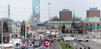 Blocage du pont Ambassador : Mesures et développements pour protéger les frontières Manifestation et blocage du pont Ambassador en 2022, montrant la nécessité des nouvelles mesures en place pour prévenir les blocages aux frontières.