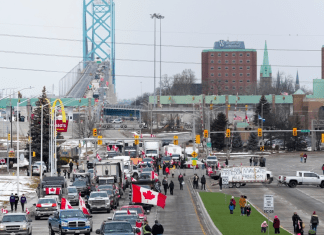 Blocage du pont Ambassador : Mesures et développements pour protéger les frontières Manifestation et blocage du pont Ambassador en 2022, montrant la nécessité des nouvelles mesures en place pour prévenir les blocages aux frontières.